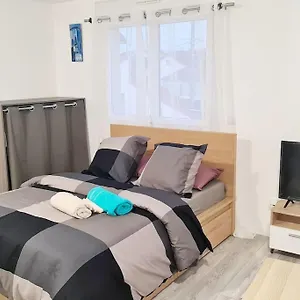 Tres Lumineux Et Calme. Appartement